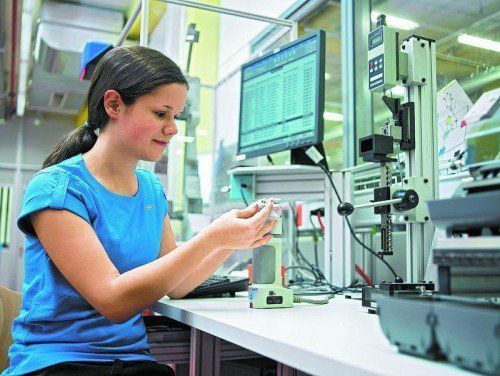 Die Vorarlberger Elektro- und Metallindustrie eröffnet Technikerinnen und Technikern beste Berufs- und Karriereaussichten in über 50 Lehrberufen. Foto: VEM