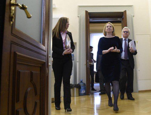 Die Vorsitzende des Hypo-U-Ausschusses, Nationalratspräsidentin Doris Bures, informiert zu Problemen der Aktenanforderung. FOTO: APA
