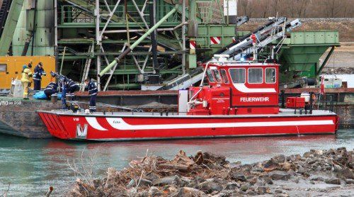 Die Wasserleiche wurde von den Einsatzkräften mit dem Feuerwehrboot „Föhn“ geborgen. Foto: VOL.AT