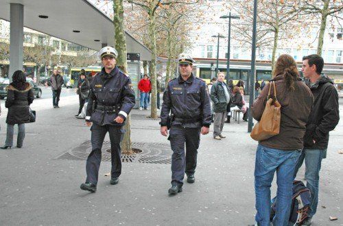 Dornbirner Stadtpolizisten auf Fußstreife am Bahnhof: Sie dürfen beim neuen Konzept mitarbeiten. Foto: Stadt Dornbirn