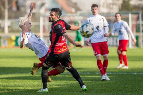 Dornbirns Philipp Hörmann gegen Serkan Yildiz. Foto: Stiplovsek