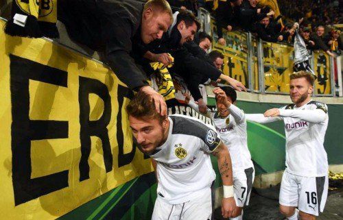 Dortmunds Fans feiern den zweifachen Torschützen Ciro Immobile (vorne) nach dem Cupsieg des BVB in Dresden. Foto: epa