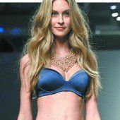 Lingerie in strahlendem Blau