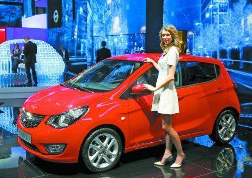 Einstiegsmodell
Opel hat ein neues Einstiegsmodell. Den in Genf als Weltpremiere gezeigten Karl soll es zu Preisen ab knapp über 9000 Euro geben. Karl tritt in die Fußstapfen des Agila. Seinen Namen trägt er zu Ehren des ältesten Sohnes des Firmengründers, Carl von Opel.