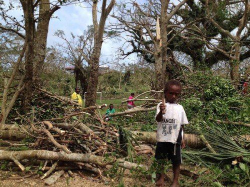 Einwohner von Port Vila beginnen mit den Aufräumarbeiten, nachdem „Pam“ am Wochenende massive Schäden verursacht hat. Foto: EPA