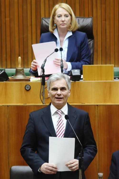 Faymann im Nationalrat: „Stehe hinter Lösung“.  FOTO: RTS