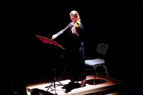 Feldkirch am 28.2.2015 Montforthaus Konzert Harmonia Mundi, Vorarlberger Symphonieorchester mit Dirigent Gerard Korsten. Eine konzertkomposition zum Anfang der Welt, einfuehrende Erlaeuterungen des Astrophysikers Michael Bueker. Geige Elfa Run Kristinsdottir und Elina Albach am Cembalo, Fabian Russ Soundkuenstler sowie Carlo Grippa Tontechnik.