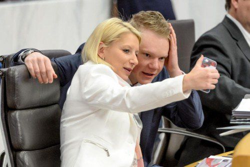 Finden offenbar Zeit für Privates während Landtagssitzung: FPÖ-Youngsters Nicole Hosp und Christof Bitschi gönnen sich ein Selfie. Foto: Lerch