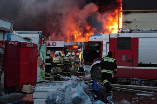 Fünf Menschen starben in den Flammen. Nach Vermissten wird noch unter den Trümmern gesucht.  Foto: AP