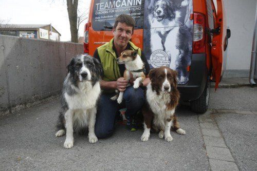 Hundetrainer Dieter Prettenthaler mit seinen drei Lieblingen Jorek, Fengr und Jindalee.  Foto: VN/Paulitsch