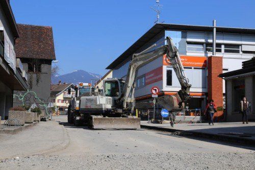 Im Rankweiler Zentrum wird ein neues Stromkabel verlegt.