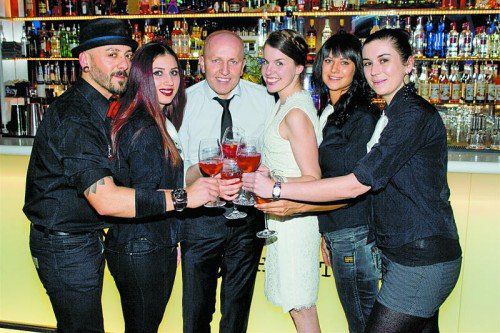 In Feierlaune: Inhaber-Duo Renato Werndli (M.) und Rebecca Eisenegger mit seinem Team Nedo, Sezen, Julia und Sarah (v. l.). Fotos: Franc
