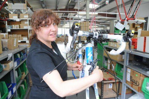 In Hard werden die Räder händisch montiert: im vergangenen Jahr wurden 10.000 Stück verkauft. Foto: AKP