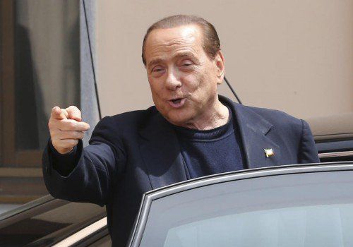 Italiens Ex-Premier Silvio Berlusconi will nach seinem gerichtlichen Freispruch wieder auf der politischen Bühne Platz nehmen. FOTO: AP