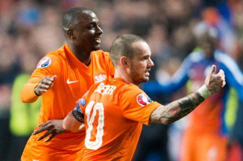 Jetro Willems (links) gratuliert dem niederländischen Torschützen in letzter Sekunde, Wesley Sneijder. Foto: gepa
