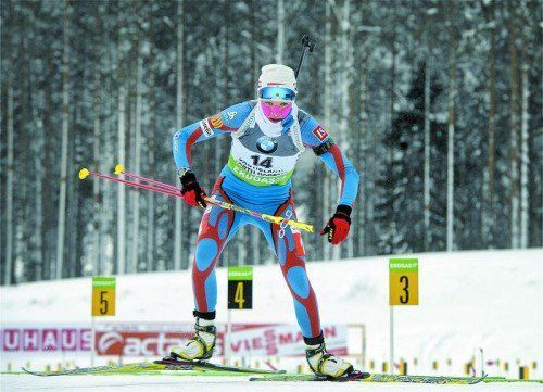 Kaisa Makarainen schützt ihr Gesicht gegen die arktische Kälte im Osten von Finnland mit Tapeklebern. Foto: ap