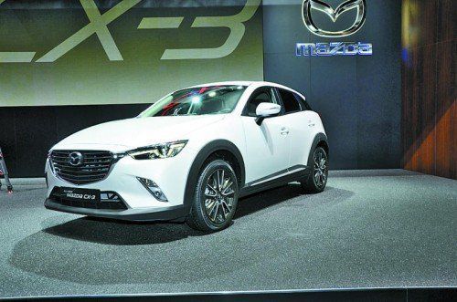 Klein und robust
Mazda baut sein SUV-Angebot aus und bringt als Europa-Premiere den CX-3 nach Genf. Mit kompakten Abmessungen, feschem Design und effizenten Motoren soll er helfen, Marktanteile zu erobern.