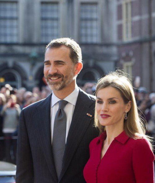 König Felipe VI. hat sein Jahresgehalt auf 234.000 Euro festgesetzt, das sind um 20 Prozent weniger als sein Vater Juan Carlos erhalten hat . RTS