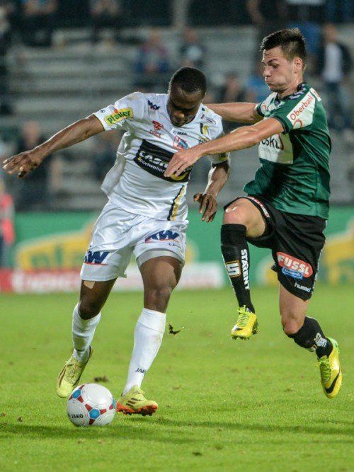 Louis-Clement Ngwat-Mahop (l.) erzielte im letzten Heimspiel gegen Ried in letzter Sekunde den Ausgleich gegen Ried. Foto: gepa