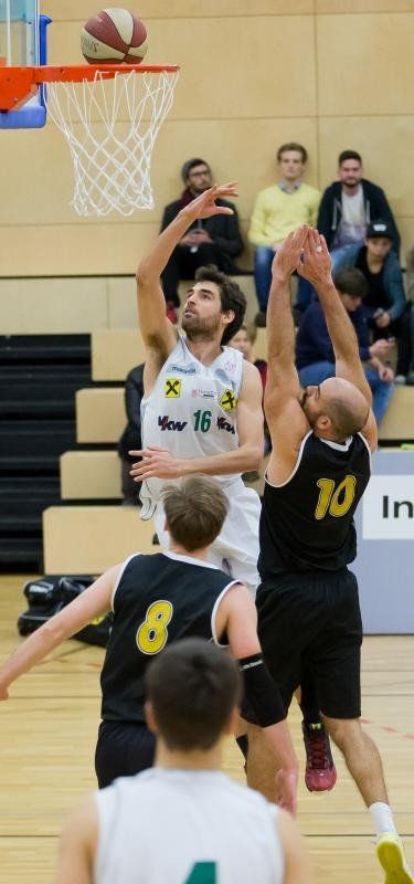 Mario Tobar setzt sich energisch durch. Foto: steurer