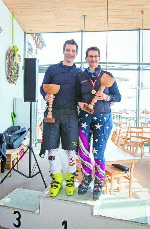 Mit Pokalen belohnt: Mathias Kofler und Claudia Juen, die Masters-Sieger vom Golm. Fotos: privat
