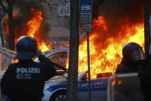Mülltonnen, Autoreifen  und Fahrzeuge brannten. Mindestens 91 Beamte seien durch Steinwürfe und Reizgas verletzt worden.  Foto: Reuters