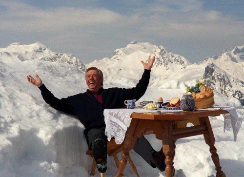 "Musikantenstadl"-Moderator Karl Moik präsentiert sich am Dienstag (1.5.2001) bestens gelaunt bei einer Besichtigung des Hochjochs im Montafon (Vorarlberg). Von der Terrasse des auf 1897 m Höhe gelegenen Panoramarestaurants will er am 2.Juni 2001 live den "Musikantenstadl" moderieren. dpa