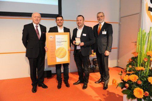 Preis (v.l.): Willi A. Günthner, TU München, Christian Kaufmann, Mathias Simma, Kaufmann Bausysteme, Messeleiter Peter Kazander.