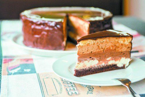 Raffinierte Torte mit Biskuitteig und drei Schichten Creme. FotoS: VN/Philipp steurer