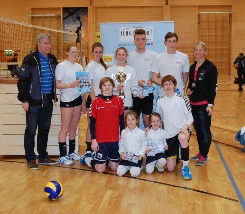 Referentin Susanne Ratz (r.) und Christoph Neyer gratulierten den Siegern: Michelle Meier, Patricia Albinger, Anna Oberhauser, Niklas Schnetzer, Lorenz Zweier (hinten v. l.) bzw. Theo und Jakob Reiter (vorne v. l.). Privat