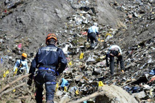 Rettungskräfte suchten auch am Dienstag an der gebirgigen Absturzstelle nach Opfern und der Blackbox. Foto: AP