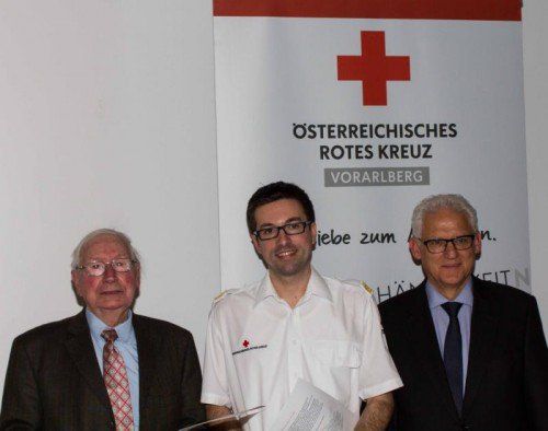Rudolf Gretler (l.) erhielt das Abzeichen in Gold für 50 Jahre. Kommandant Philipp Schertler (M.) und Vorarlbergs RK-Präsident Ludwig Summer gratulierten. Foto: RK