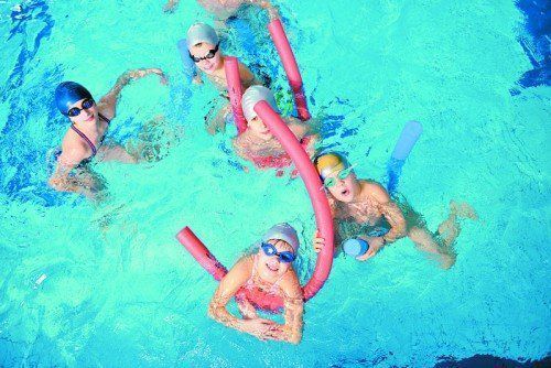 Schwimmen macht fast jedem Kind großen Spaß. Auch übergewichtige Kinder tun sich im Wasser leichter mit Bewegung.