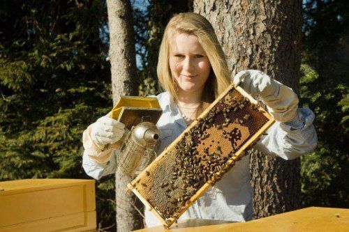 So wie Iris Bailling können sich viele junge Menschen für Bienen begeistern. Foto: VN/Hartinger