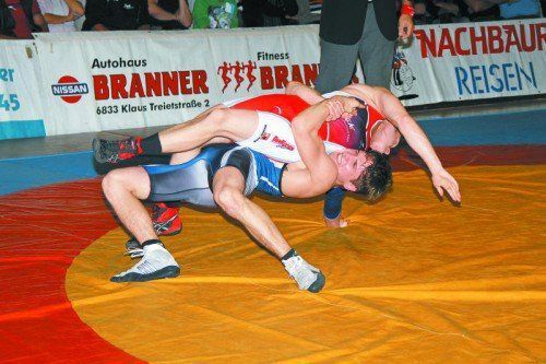 Stefan Steigl (blaues Trikot) wurde Meister bis 71 kg. Foto: Schwämmle