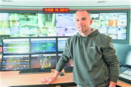 Stefan Unterrainer an seinem Arbeitsplatz: 16 Monitore am Schreibtisch und bis zu 72 Bilder an der Video-Wand. Foto: Stiplovsek