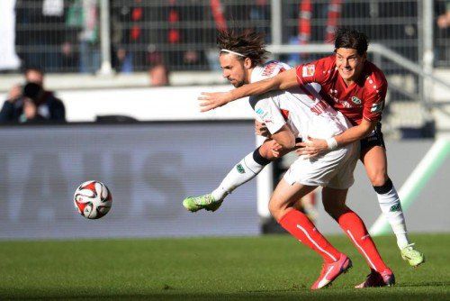 Stuttgarts Martin Harnik (l.) sah in Hannover die Rote Karte. Foto: epa