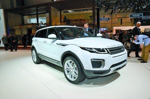 Technisch umfangreich überarbeitet
Das Lifestyle-SUV Range Rover Evoque wird einem ersten Facelift unterzogen. Gleichzeitig wurde in Genf angekündigt, dass es den Evoque ab nächstem Jahr als erstes SUV-Cabrio der Welt geben wird.