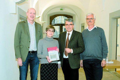 Ulrich Nachbaur (l.), Uta Preimesser (UVK Verlag), Alois Niederstätter und Manfred Tschaikner. Fotos: Franc