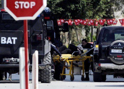 Verletzte werden vom Tatort abtransportiert. In Tunis forderte ein Terroranschlag 21 Todesopfer. Foto: Reuters