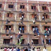 Massen-Schummeln bei Abschlussprüfung an Schule in Neu-Delhi