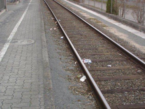 Viel Müll landet am Bahnhof in Götzis offenbar zwischen den Gleisen statt in den bereitgestellten Abfalleimern.  Foto: ÖBB  