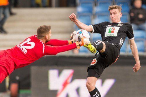 Wagemutig stürzt sich SCRA-Keeper Andreas Lukse dem Ball und Tadej Trdina entgegen. Fotos: Stiplovsek/2
