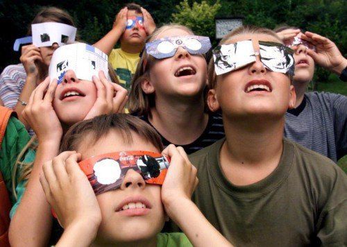 Wer die Sonnenfinsternis mit eigenen Augen sehen will, sollte unbedingt eine Schutzbrille parat haben. Foto: AP