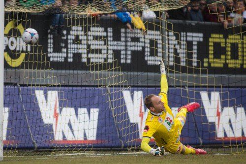 Zuletzt hielt WAC-Keeper Alexander Kofler zwei Elfmeter, beim Schuss von Hannes Aigner (l.) war er machtlos.