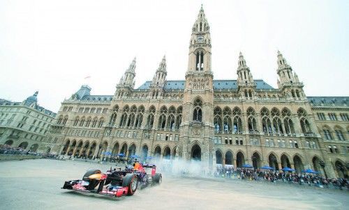 30.000 Formel-1-Fans verfolgten den „Show-Run“ von Red Bull Racing auf dem Wiener Rathausplatz, bei dem Pilot Daniel Ricciardo die Reifen eines RB8 zum Rauchen brachte. Foto: APA