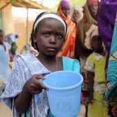 Betteln um das tägliche Trinkwasser im Flüchtlingslager