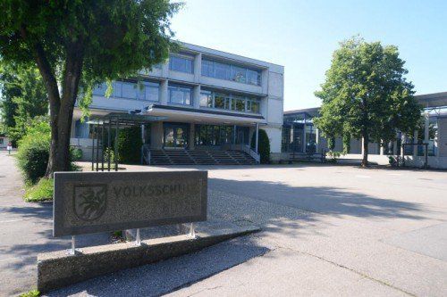 Aus der alten Volksschule Bütze in Wolfurt soll künftig eine moderne Bildungseinrichtung werden, auch der Kindergarten wird erneuert.  