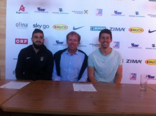 Austria-Spieler Galvão (links) mit seinen beiden Physiotherapeuten Roeland Jansen (Mitte) und Andreas Hämmerle. Foto: alge