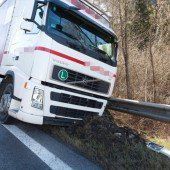 Lkw mit geplatzten Reifen: S16 stundenlang gesperrt